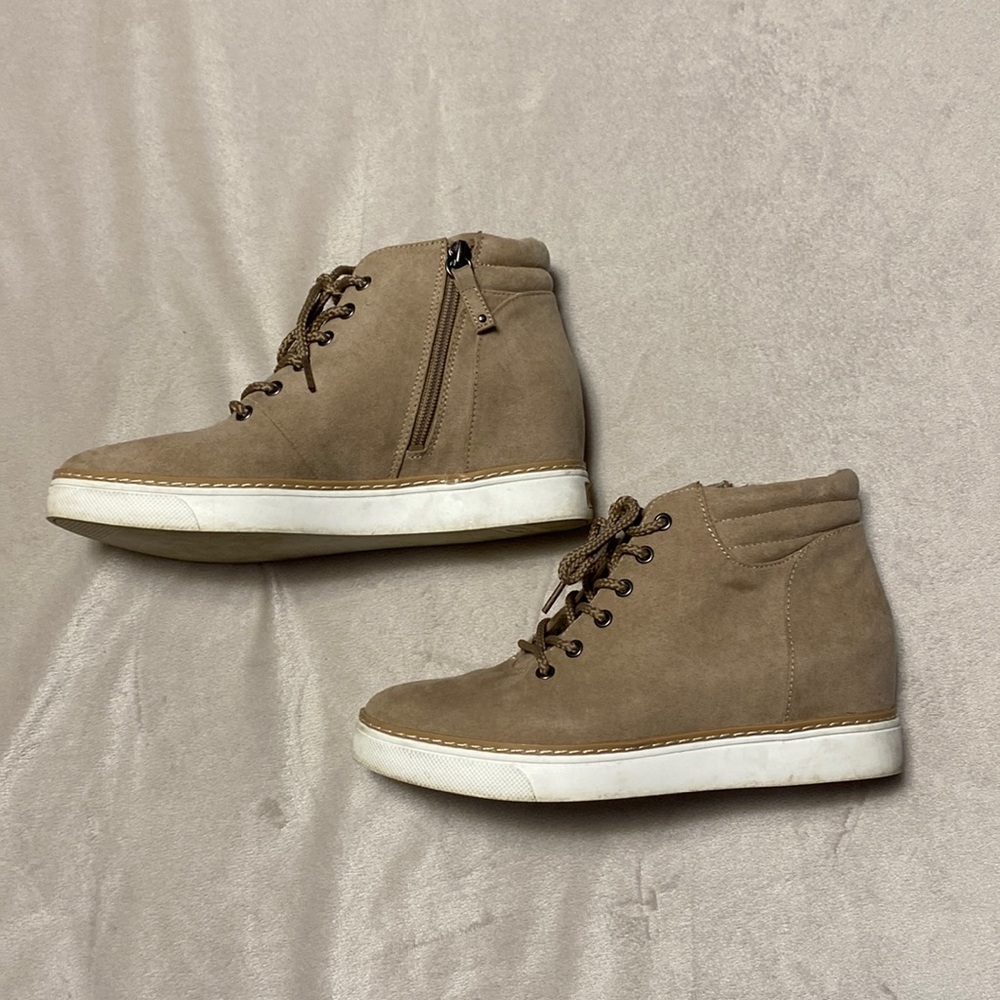 Wedge-style hightops
